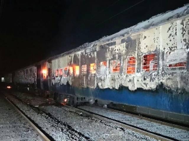महाराष्ट्र में डहाणु स्टेशन के पास देहरादून एक्सप्रेस में आग से नौ यात्रियों की मौत महाराष्ट्र में डहाणु स्टेशन के पास देहरादून एक्सप्रेस में आग से नौ यात्रियों की मौत