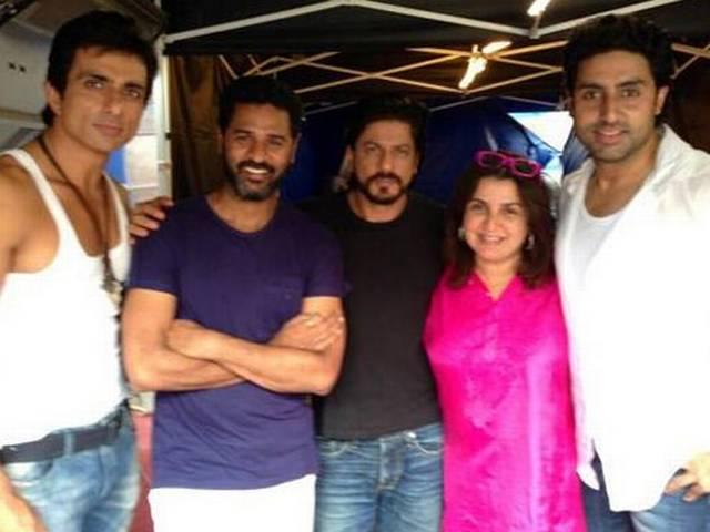 सेट पर फिल्मी सितारों को संभालने से ज्यादा आसान काम तीन बच्चों को संभालना: फराह खान सेट पर फिल्मी सितारों को संभालने से ज्यादा आसान काम तीन बच्चों को संभालना: फराह खान