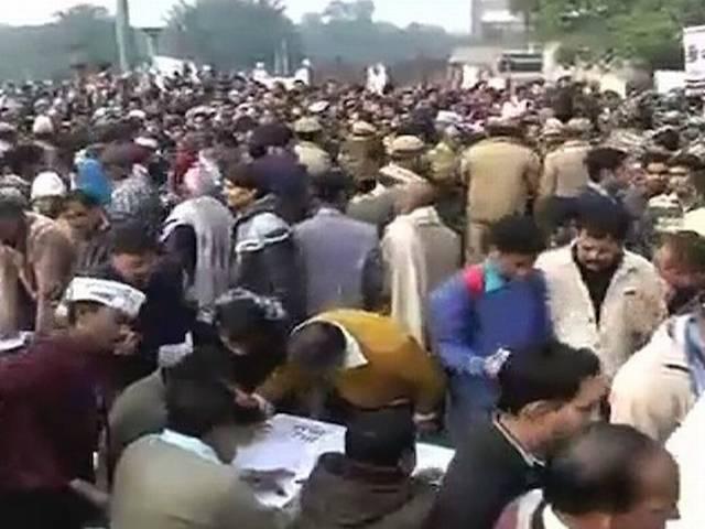 भारी भीड़ की वजह से केजरीवाल के जनता दरबार में अव्यवस्था, सीएम ने कहा- तीन बड़ी समस्याएं हैं,पक्की नौकरी, पानी और बिजली बिल भारी भीड़ की वजह से केजरीवाल के जनता दरबार में अव्यवस्था, सीएम ने कहा- तीन बड़ी समस्याएं हैं,पक्की नौकरी, पानी और बिजली बिल