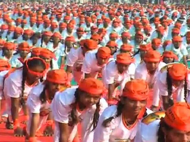 आप का असर! मोदी के कार्यक्रम में दिखी केसरिया रंग की गांधी टोपियां आप का असर! मोदी के कार्यक्रम में दिखी केसरिया रंग की गांधी टोपियां