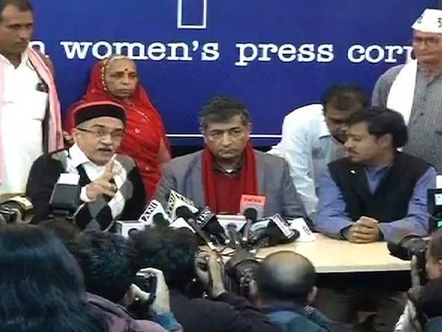 दिल्ली में प्रशांत भूषण की प्रेस कॉन्फेंस में हिंदू सेना का हंगामा, जमकर हुआ बवाल दिल्ली में प्रशांत भूषण की प्रेस कॉन्फेंस में हिंदू सेना का हंगामा, जमकर हुआ बवाल