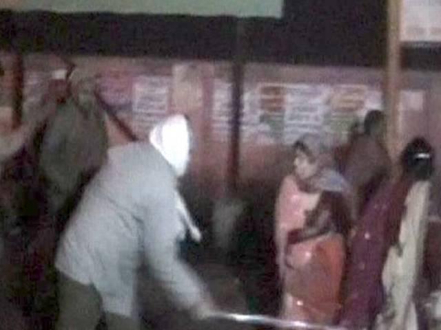 महिलाओं पर लाठीचार्ज, लात घूसे चलाने के आरोप में तीन पुलिसकर्मी निलंम्बित महिलाओं पर लाठीचार्ज, लात घूसे चलाने के आरोप में तीन पुलिसकर्मी निलंम्बित