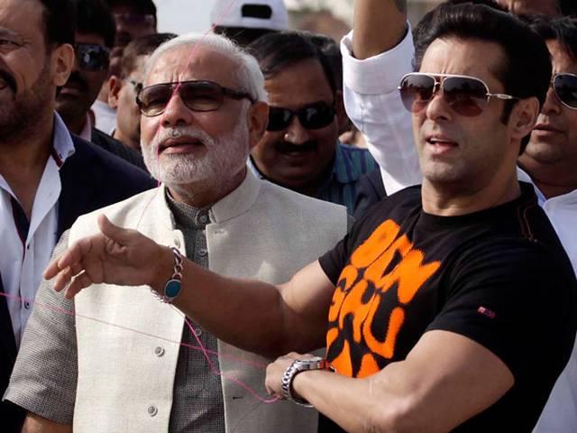 मोदी की तारीफ करने पर सलमान का फूंका गया पुतला मोदी की तारीफ करने पर सलमान का फूंका गया पुतला