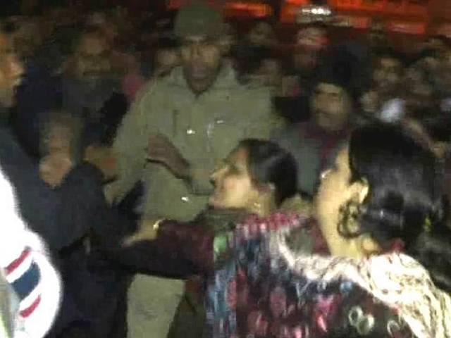 सपा महिला नेताओं की गुंडागर्दी, अधिकारी को पहले मारा थप्पड़ फिर बना रही हैं केस दर्ज करने का दबाव सपा महिला नेताओं की गुंडागर्दी, अधिकारी को पहले मारा थप्पड़ फिर बना रही हैं केस दर्ज करने का दबाव