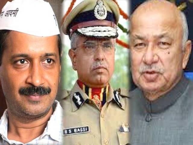 पुलिसवालों को सस्पेंड नहीं किया तो पूरी कैबिनेट गृह मंत्रालय के सामने बैठेगी धरने पर: केजरीवाल पुलिसवालों को सस्पेंड नहीं किया तो पूरी कैबिनेट गृह मंत्रालय के सामने बैठेगी धरने पर: केजरीवाल