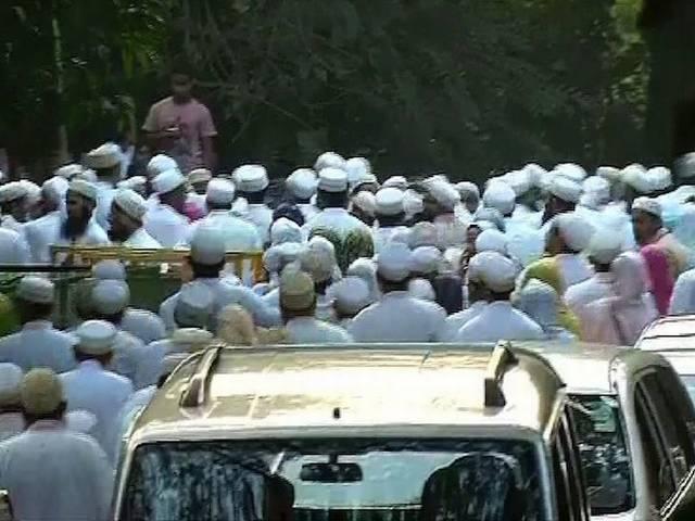 मुंबई में धर्मगुरु के अंतिम दर्शन के लिए उमड़ी भीड़ में भगदड़, 18 लोगों की मौत 59 से ज्यादा जख्मी मुंबई में धर्मगुरु के अंतिम दर्शन के लिए उमड़ी भीड़ में भगदड़, 18 लोगों की मौत 59 से ज्यादा जख्मी