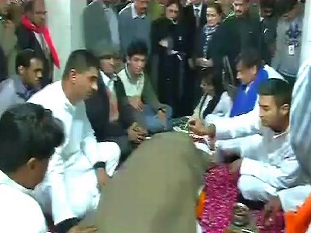 केंद्रीय मंत्री शशि थरूर की पत्नी सुनंदा पुष्कर का अंतिम संस्कार, बेटे शिव ने दी मुखाग्नि, सोनिया पहुंचीं थरूर के घर केंद्रीय मंत्री शशि थरूर की पत्नी सुनंदा पुष्कर का अंतिम संस्कार, बेटे शिव ने दी मुखाग्नि, सोनिया पहुंचीं थरूर के घर