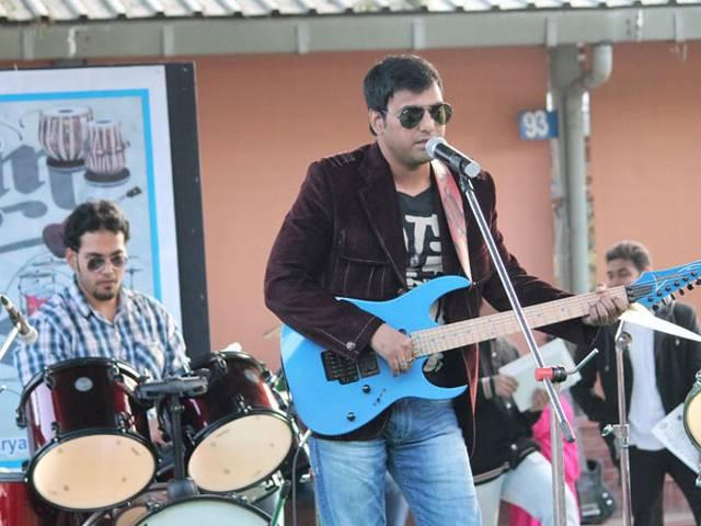फ्यूजन बैंड 'अवनी' ने अपने प्रदर्शन से मोह लिया लोगों का मन... फ्यूजन बैंड ‘अवनी’ ने अपने प्रदर्शन से मोह लिया लोगों का मन…