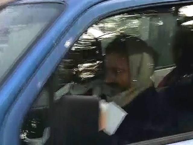 यहां पढ़ें: पूरा मामला जिसकी वजह से आर-पार की लड़ाई में उतरे हैं केजरीवाल यहां पढ़ें: पूरा मामला जिसकी वजह से आर-पार की लड़ाई में उतरे हैं केजरीवाल