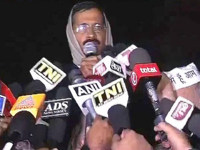 एलजी की अपील के बाद 'जनता की जीत' बताते हुए केजरीवाल ने धरना खत्म किया, छुट्टी पर भेजे गए पुलिसवाले एलजी की अपील के बाद ‘जनता की जीत’ बताते हुए केजरीवाल ने धरना खत्म किया, छुट्टी पर भेजे गए पुलिसवाले