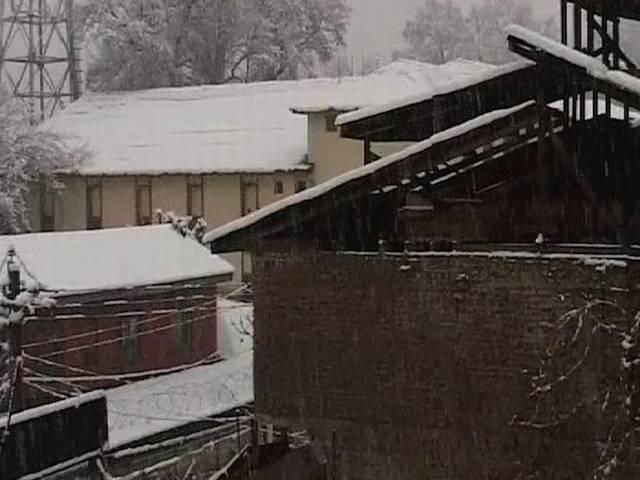 जम्मू और कश्मीर में भारी हिमपात से बदली सड़क, वायुसेवा की तस्वीर जम्मू और कश्मीर में भारी हिमपात से बदली सड़क, वायुसेवा की तस्वीर