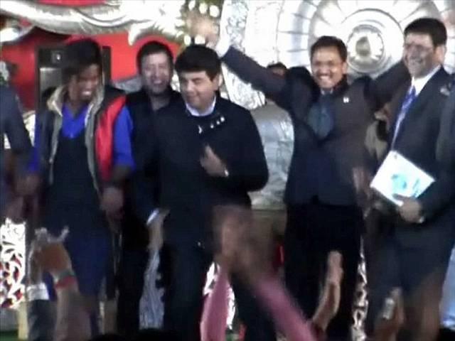 ठुमका लगाते आरपीएन की तस्वीर लेना महंगा पड़ा ठुमका लगाते आरपीएन की तस्वीर लेना महंगा पड़ा