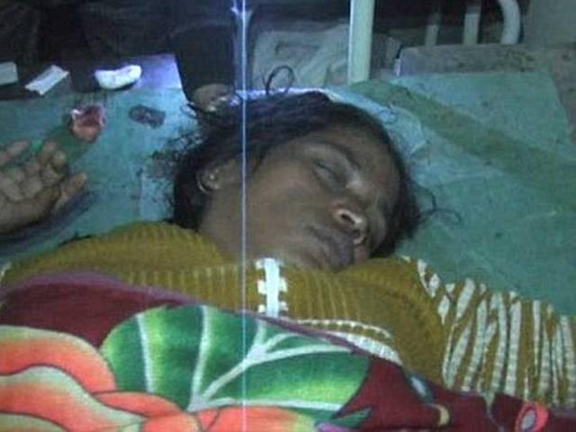 मुजफ्फरनगर: कैंप में राहत सामग्री की खुली लूट, दंगा पीड़ित परिवारों को मारपीट कर जबरन कैंप में रोका जा रहा है मुजफ्फरनगर: कैंप में राहत सामग्री की खुली लूट, दंगा पीड़ित परिवारों को मारपीट कर जबरन कैंप में रोका जा रहा है