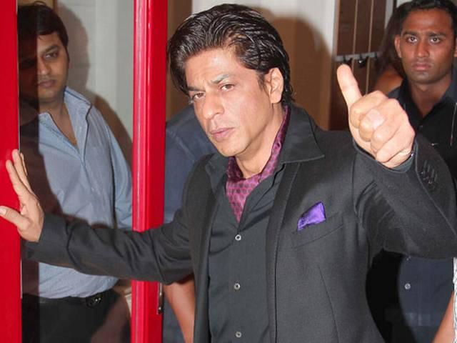 इलाज के बाद तुरंत ही काम पर लौटे शाहरूख खान, कल सेट पर लगी थी चोट इलाज के बाद तुरंत ही काम पर लौटे शाहरूख खान, कल सेट पर लगी थी चोट