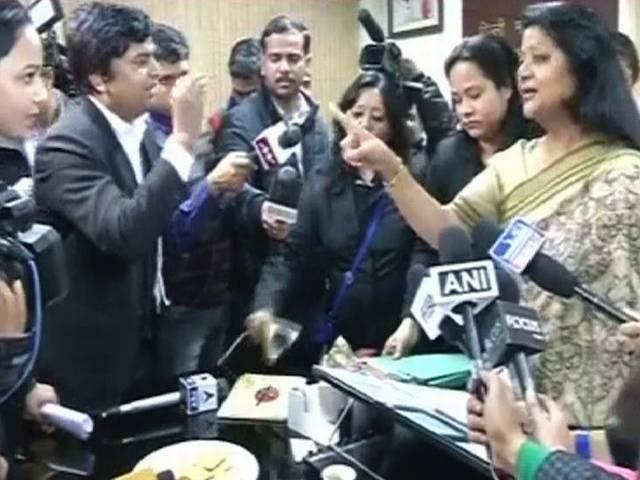 कैमरे के सामने तमाशा: सोमनाथ के वकीलों और महिला आयोग के सदस्यों के बीच जमकर हुई बहसबाज़ी कैमरे के सामने तमाशा: सोमनाथ के वकीलों और महिला आयोग के सदस्यों के बीच जमकर हुई बहसबाज़ी