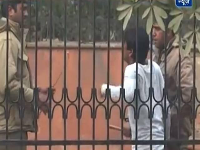 आप के वीडियो से पुलिस बेनकाब, सरेआम एक आदमी को डंडे से पीट रहे थे आप के वीडियो से पुलिस बेनकाब, सरेआम एक आदमी को डंडे से पीट रहे थे