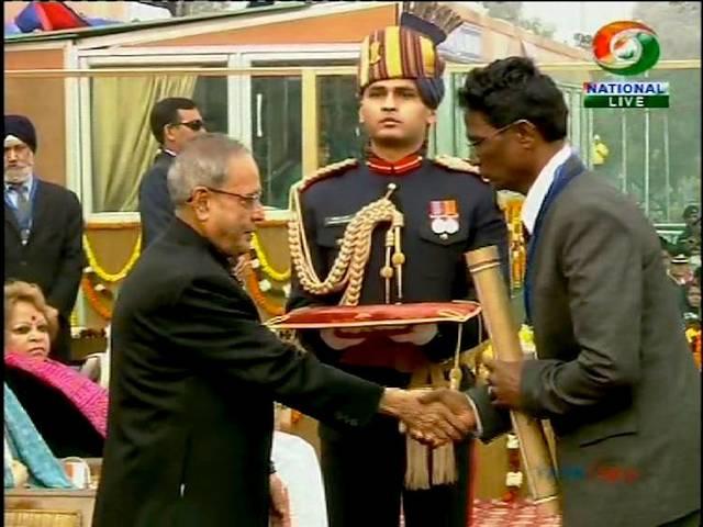 गणतंत्र दिवस पर वीरता का सम्मान, 200 नक्सलियों से लोहा लेने वाले शहीद प्रसाद बाबू को अशोक चक्र गणतंत्र दिवस पर वीरता का सम्मान, 200 नक्सलियों से लोहा लेने वाले शहीद प्रसाद बाबू को अशोक चक्र