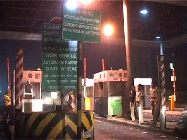 राज ठाकरे के उकसाने वाले बयान के बाद महाराष्ट्र में जगह-जगह टोलनाकों पर तोड़फोड़, मुंबई-नवी मुंबई-ठाणे-कल्याण और नागपुर में हंगामा राज ठाकरे के उकसाने वाले बयान के बाद महाराष्ट्र में जगह-जगह टोलनाकों पर तोड़फोड़, मुंबई-नवी मुंबई-ठाणे-कल्याण और नागपुर में हंगामा