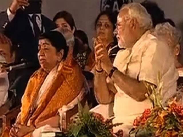 मोदी के साथ लता मंगेशकर ने फिर गुनगुनाया, 'ए मेरे वतन के लोगों' मोदी के साथ लता मंगेशकर ने फिर गुनगुनाया, ‘ए मेरे वतन के लोगों’