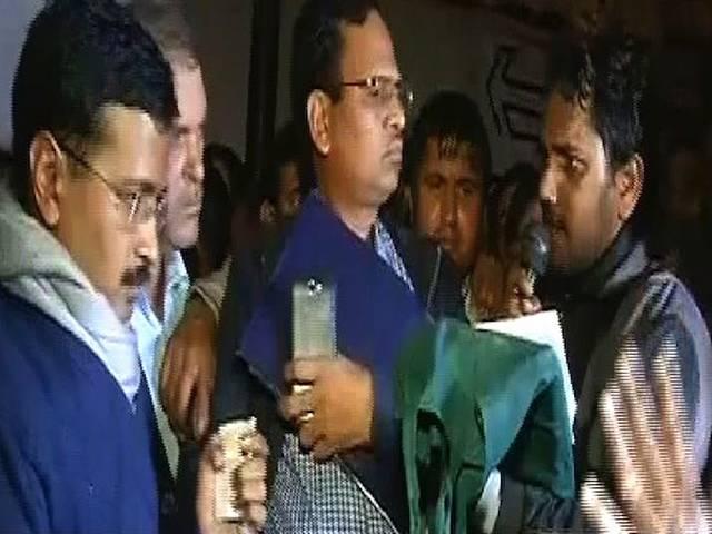 दिल्ली में पक्की नौकरी की मांग कर रहे डीटीसी कर्मचारियों की हड़ताल का तीसरा दिन, कल सीएम से मुलाकात में नहीं बनी थी बात दिल्ली में पक्की नौकरी की मांग कर रहे डीटीसी कर्मचारियों की हड़ताल का तीसरा दिन, कल सीएम से मुलाकात में नहीं बनी थी बात