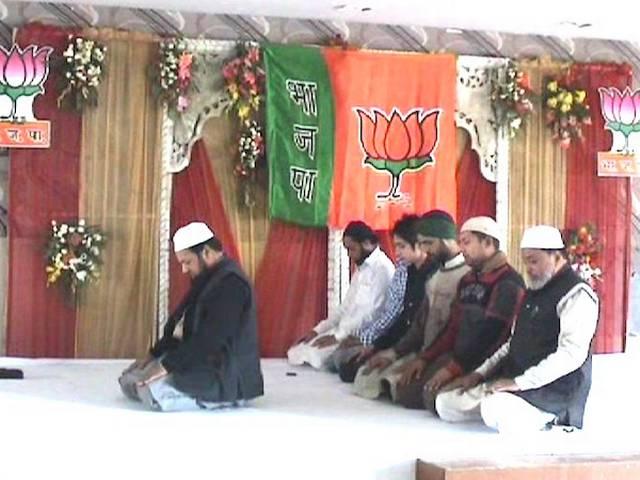 मेरठ में मोदी की रैली से पहले मंच पर नमाज़ पढ़ने से बीजेपी में विवाद मेरठ में मोदी की रैली से पहले मंच पर नमाज़ पढ़ने से बीजेपी में विवाद