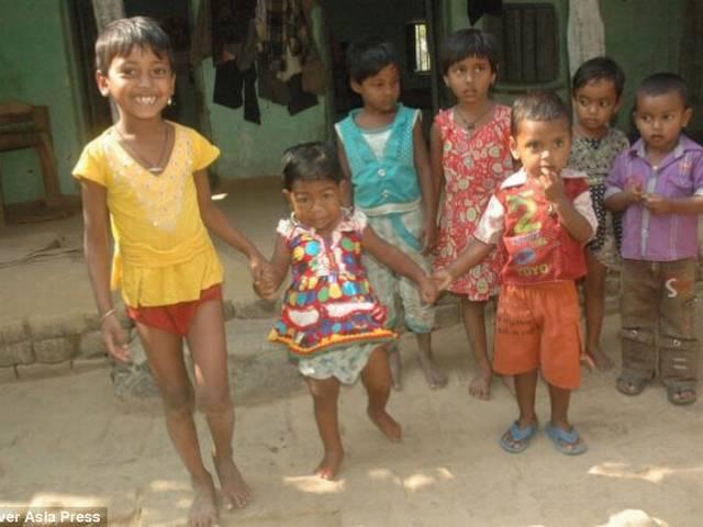 2 साल की बच्ची के शरीर में कैद होकर रह गई है 19 साल की युवती 2 साल की बच्ची के शरीर में कैद होकर रह गई है 19 साल की युवती