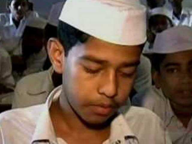 गांधी टोपी ने एक बार फिर सियासी दुनिया में अपनी पहचान बनायी गांधी टोपी ने एक बार फिर सियासी दुनिया में अपनी पहचान बनायी