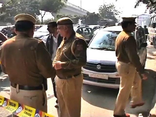 दिल्ली में आठ करोड़ रुपये की सबसे बड़ी लूट की गुत्थी सुलझी, तीन आरोपी गिरफ्तार, लूट का बड़ा हिस्सा भी बरामद दिल्ली में आठ करोड़ रुपये की सबसे बड़ी लूट की गुत्थी सुलझी, तीन आरोपी गिरफ्तार, लूट का बड़ा हिस्सा भी बरामद