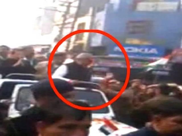 रोडशो के दौरान बेरोजगार ने हरियाणा के मुख्यमत्री हुड्डा को थप्पड़ मारा रोडशो के दौरान बेरोजगार ने हरियाणा के मुख्यमत्री हुड्डा को थप्पड़ मारा