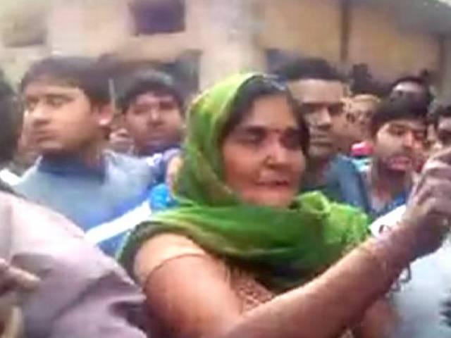 दिल्ली के संगम विहार में आप विधायक दिनेश मोहनिया को महिला ने मारा थप्पड़, पानी नहीं आने से थी नाराज दिल्ली के संगम विहार में आप विधायक दिनेश मोहनिया को महिला ने मारा थप्पड़, पानी नहीं आने से थी नाराज
