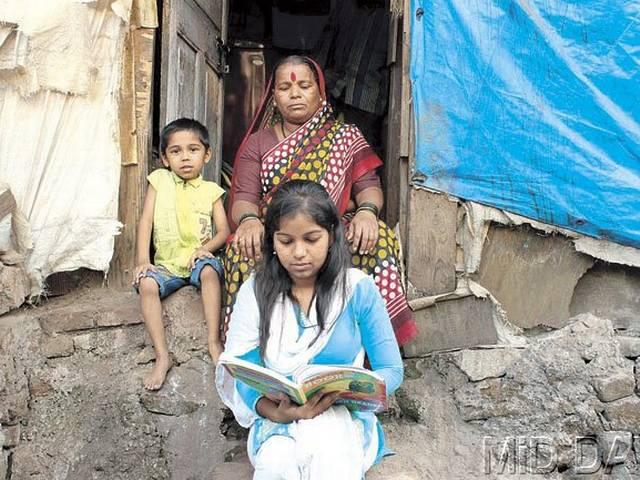 MBA की फीस भरने के लिए संघर्ष कर रही है कचरा बीनने वाले की बेटी MBA की फीस भरने के लिए संघर्ष कर रही है कचरा बीनने वाले की बेटी