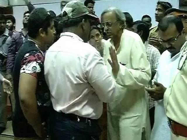 पाक कलाकारों को लेकर काला घोड़ा फेस्टिवल में शिवसेना का हंगामा, 20 गिरफ्तार पाक कलाकारों को लेकर काला घोड़ा फेस्टिवल में शिवसेना का हंगामा, 20 गिरफ्तार