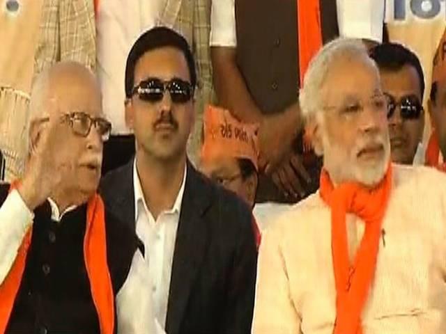 गांधी नगर में मंच पर साथ-साथ नजर आए नरेंद्र मोदी और आडवाणी गांधी नगर में मंच पर साथ-साथ नजर आए नरेंद्र मोदी और आडवाणी