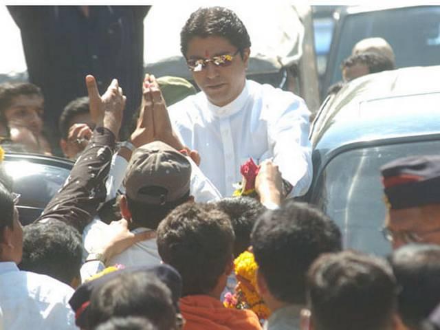 टोल के खिलाफ 'रास्ता रोकों आंदोलन' कर रहे राज ठाकरे चेंबूर के पास से गिरफ्तार टोल के खिलाफ ‘रास्ता रोकों आंदोलन’ कर रहे राज ठाकरे चेंबूर के पास से गिरफ्तार