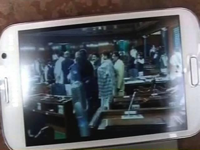 'काली मिर्च स्प्रे छिड़ककर सांसदों के 'कत्ल'की कोशिश की गई' ‘काली मिर्च स्प्रे छिड़ककर सांसदों के ‘कत्ल’की कोशिश की गई’