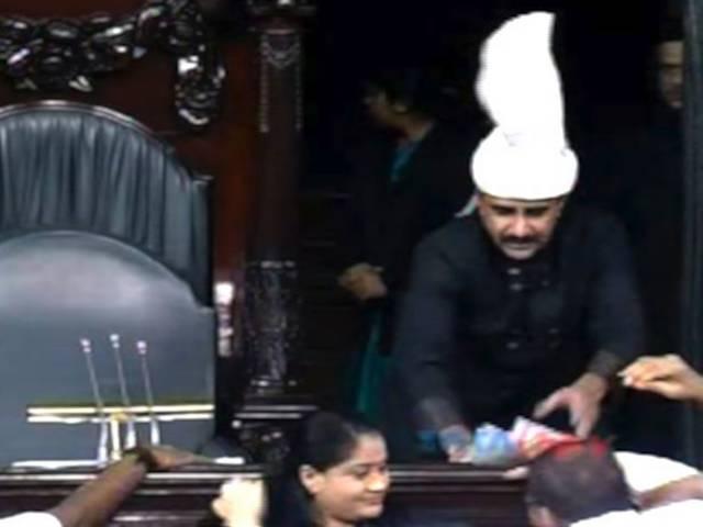 'सांप छोड़े जाने की खबरों के बीच हुआ लोकसभा में काली मिर्च का स्प्रे' ‘सांप छोड़े जाने की खबरों के बीच हुआ लोकसभा में काली मिर्च का स्प्रे’