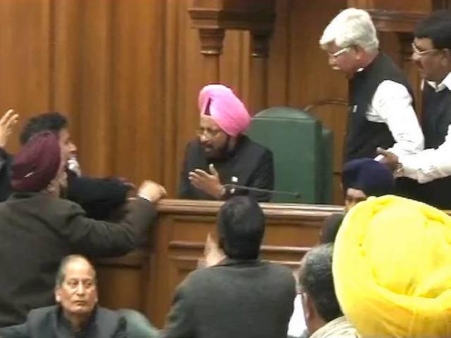 LIVE: अरविंद केजरीवाल ने दिल्ली के सीएम पद से दिया इस्तीफा LIVE: अरविंद केजरीवाल ने दिल्ली के सीएम पद से दिया इस्तीफा