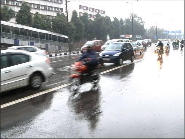 सर्दी में टिप-टिप बरसा पानी: दिल्ली-एनसीआर में रात भर बारिश से बढ़ी सर्दी, अभी तक नहीं निकली धूप सर्दी में टिप-टिप बरसा पानी: दिल्ली-एनसीआर में रात भर बारिश से बढ़ी सर्दी, अभी तक नहीं निकली धूप