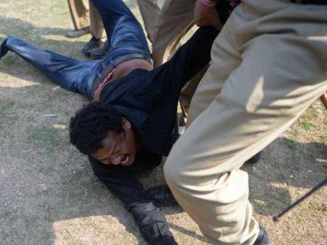 लोकतंत्र के मंदिर पर लोकतंत्र के पुजारियों का हमला लोकतंत्र के मंदिर पर लोकतंत्र के पुजारियों का हमला