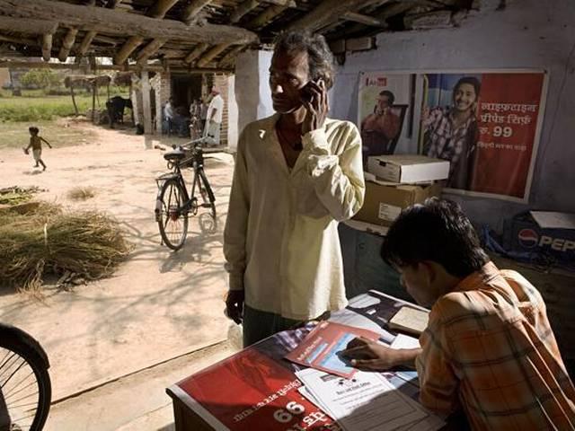 देश के दूरसंचार बाजार पर कब्जे के बाद एयरटेल और वोडाफोन की निगाहें अब उपभोक्ता की जेब पर देश के दूरसंचार बाजार पर कब्जे के बाद एयरटेल और वोडाफोन की निगाहें अब उपभोक्ता की जेब पर