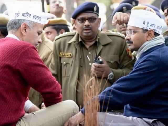 अरविंद केजरीवाल ने दिल्ली के सीएम पद से दिया इस्तीफा, विधानसभा भंगकर चुनाव की मांग की अरविंद केजरीवाल ने दिल्ली के सीएम पद से दिया इस्तीफा, विधानसभा भंगकर चुनाव की मांग की