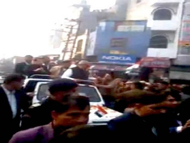 हरियाणा के मुख्यमंत्री हुड्डा पर किसान ने फेंका जूता, जूता मुख्यमंत्री तक नहीं पहुंचा हरियाणा के मुख्यमंत्री हुड्डा पर किसान ने फेंका जूता, जूता मुख्यमंत्री तक नहीं पहुंचा