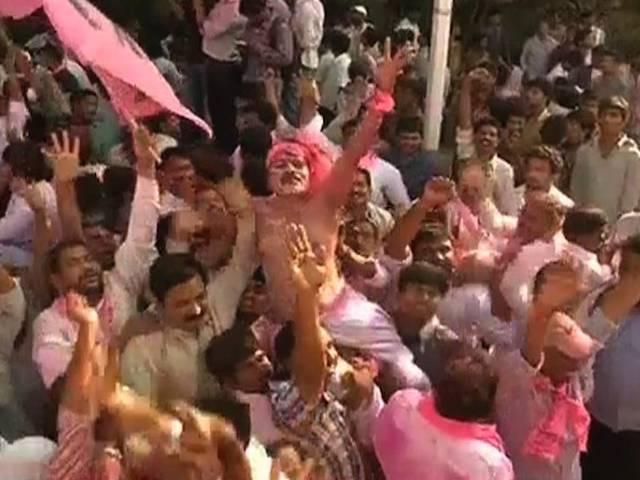 बंद दरवाजे के बीच लोकसभा में तेलंगाना बिल पास, वोटिंग का प्रसारण भी नहीं हुआ, समर्थक मना रहे हैं जश्न बंद दरवाजे के बीच लोकसभा में तेलंगाना बिल पास, वोटिंग का प्रसारण भी नहीं हुआ, समर्थक मना रहे हैं जश्न
