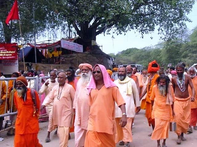 बीवी की प्रताड़ना से बचने के लिए घर छोड़कर सन्यासी बन रहे हैं पति! बीवी की प्रताड़ना से बचने के लिए घर छोड़कर सन्यासी बन रहे हैं पति!