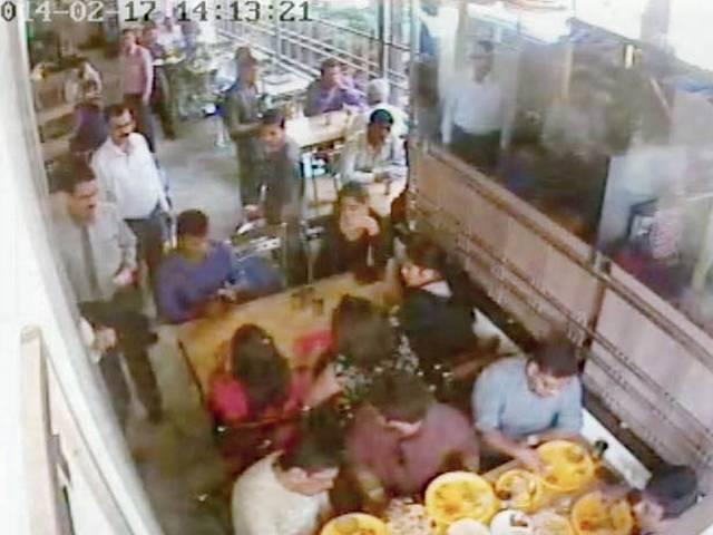 मुंबई के होटल में 'मिड डे' की चार पत्रकारों से बदसलूकी, CCTV में कैद हुई पूरी घटना मुंबई के होटल में ‘मिड डे’ की चार पत्रकारों से बदसलूकी, CCTV में कैद हुई पूरी घटना