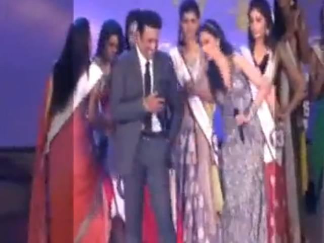 गोविंदा का ये एटिट्यूट! स्टेज पर बेहोश होती लड़की को किया इग्नोर गोविंदा का ये एटिट्यूट! स्टेज पर बेहोश होती लड़की को किया इग्नोर