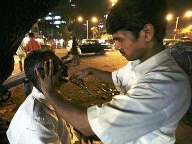 सिंगापुर में परमिट से अलग काम करने पर दो भारतीय गिरफ्तार सिंगापुर में परमिट से अलग काम करने पर दो भारतीय गिरफ्तार