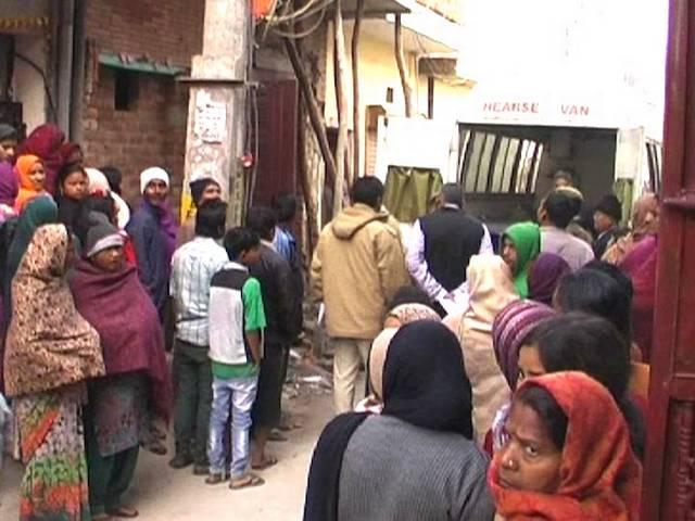 दिल्ली में हुई दिल को दहलाने वाली ये घटना, एक ही परिवार के चार लोगों की हुई मौत दिल्ली में हुई दिल को दहलाने वाली ये घटना, एक ही परिवार के चार लोगों की हुई मौत