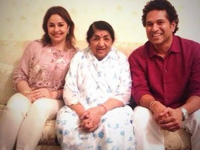 गोल्डन वॉयस लता से मिले सचिन तेंदुलकर गोल्डन वॉयस लता से मिले सचिन तेंदुलकर