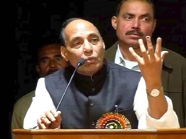 मुसलमानों पर राजनाथ ने डाले डोरे, कहा- 'पूर्व में हुई गलती के लिए शीश झुकाकर मांगते हैं माफी' मुसलमानों पर राजनाथ ने डाले डोरे, कहा- ‘पूर्व में हुई गलती के लिए शीश झुकाकर मांगते हैं माफी’